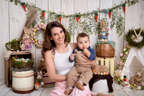 ensaio de páscoa em brasilia leticia franco fotografia df lago sul jardim botanico candy colors coelhos orelha de coelho baby book primeiro ano milestones caio com a mamãe e dedo na boca'