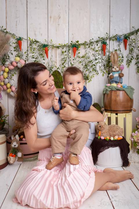 ensaio de páscoa em brasilia leticia franco fotografia df lago sul jardim botanico candy colors coelhos orelha de coelho baby book primeiro ano milestones caio com a mamãe olhando e sorrindo com dedinho na boca'