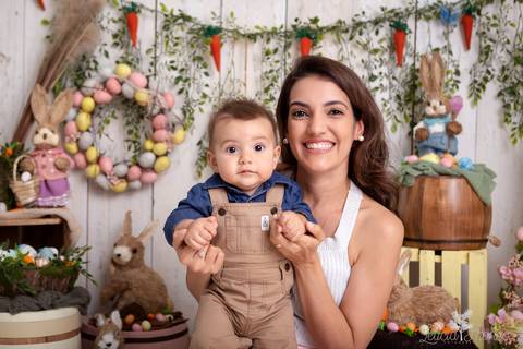ensaio de páscoa em brasilia leticia franco fotografia df lago sul jardim botanico candy colors coelhos orelha de coelho baby book primeiro ano milestones caio no colo da mamãe e sorrindo'