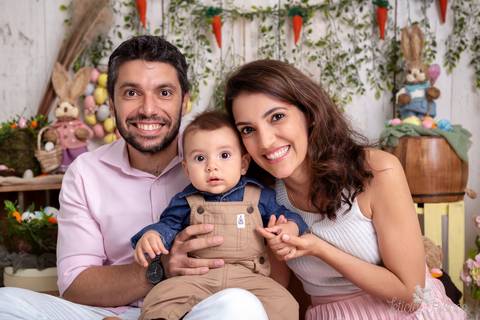 ensaio de páscoa em brasilia leticia franco fotografia df lago sul jardim botanico candy colors coelhos orelha de coelho baby book primeiro ano milestones caio com papai e a mamãe'