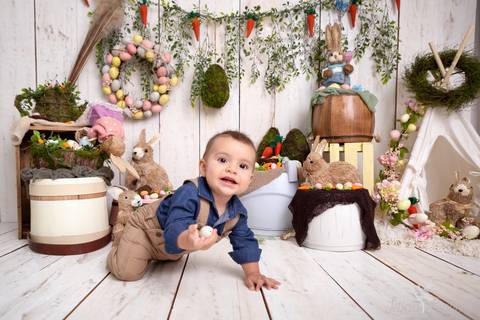 ensaio de páscoa em brasilia leticia franco fotografia df lago sul jardim botanico candy colors coelhos orelha de coelho baby book primeiro ano milestones caio engatinhando com ovo na mão e rindo'