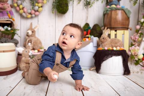 ensaio de páscoa em brasilia leticia franco fotografia df lago sul jardim botanico candy colors coelhos orelha de coelho baby book primeiro ano milestones caio engatinhando com ovo na mão e olhando pra cima'