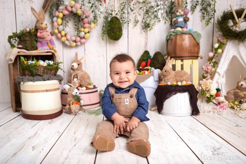 ensaio de páscoa em brasilia leticia franco fotografia df lago sul jardim botanico candy colors coelhos orelha de coelho baby book primeiro ano milestones caio sentado no chão sorrindo'