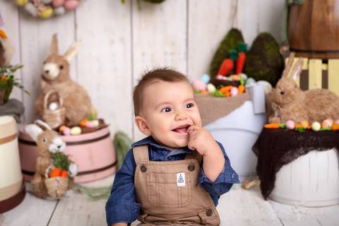 ensaio de páscoa em brasilia leticia franco fotografia df lago sul jardim botanico candy colors coelhos orelha de coelho baby book primeiro ano milestones caio com dedo na boca e rindo'