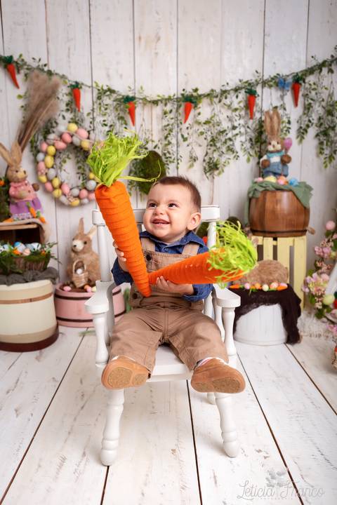 ensaio de páscoa em brasilia leticia franco fotografia df lago sul jardim botanico candy colors coelhos orelha de coelho baby book primeiro ano milestones caio com as cenouras na mão e rindo'