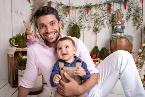 ensaio de páscoa em brasilia leticia franco fotografia df lago sul jardim botanico candy colors coelhos orelha de coelho baby book primeiro ano milestones caio com papai e rindo'