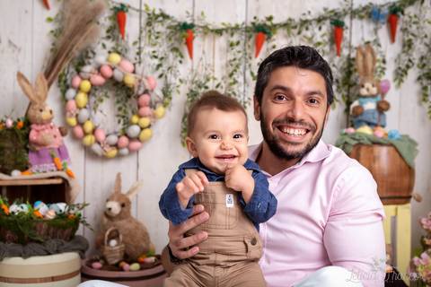 ensaio de páscoa em brasilia leticia franco fotografia df lago sul jardim botanico candy colors coelhos orelha de coelho baby book primeiro ano milestones caio com papai rindo e dedo na boca'