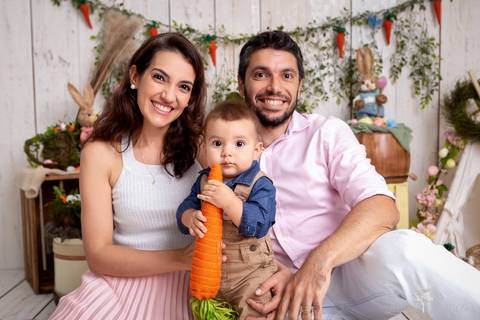 ensaio de páscoa em brasilia leticia franco fotografia df lago sul jardim botanico candy colors coelhos orelha de coelho baby book primeiro ano milestones caio com a mamãe e papai e a cenoura'