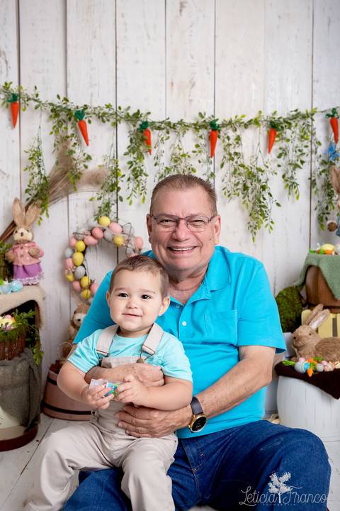 ensaio de páscoa em brasilia leticia franco fotografia df lago sul jardim botanico candy colors coelhos orelha de coelho baby book primeiro ano milestones nicolas sorrindo olhando pra câmera no colo do papai'