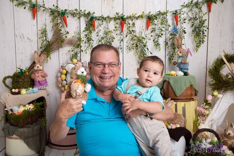 ensaio de páscoa em brasilia leticia franco fotografia df lago sul jardim botanico candy colors coelhos orelha de coelho baby book primeiro ano milestones nicolas com papai segurando o coelho'