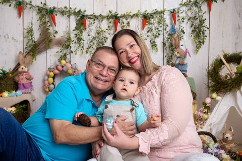 ensaio de páscoa em brasilia leticia franco fotografia df lago sul jardim botanico candy colors coelhos orelha de coelho baby book primeiro ano milestones nicolas com papai e mamãe abraçando'