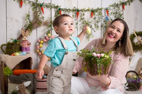 ensaio de páscoa em brasilia leticia franco fotografia df lago sul jardim botanico candy colors coelhos orelha de coelho baby book primeiro ano milestones nicolas com a mamãe e cesto de ovos'