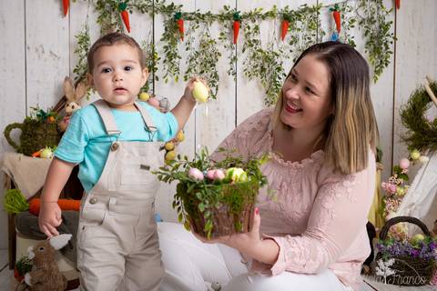 ensaio de páscoa em brasilia leticia franco fotografia df lago sul jardim botanico candy colors coelhos orelha de coelho baby book primeiro ano milestones nicolas brincando com os ovos com a mamãe'