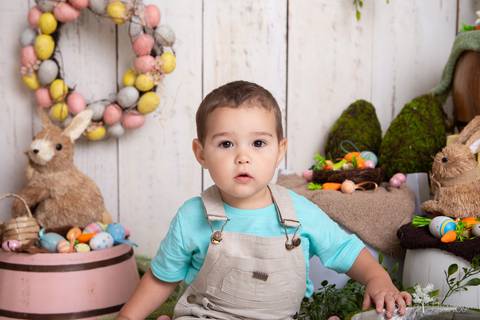 ensaio de páscoa em brasilia leticia franco fotografia df lago sul jardim botanico candy colors coelhos orelha de coelho baby book primeiro ano milestones nicolas olhando pra mim sentado no chão'