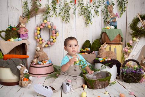 ensaio de páscoa em brasilia leticia franco fotografia df lago sul jardim botanico candy colors coelhos orelha de coelho baby book primeiro ano milestones nicolas brincando com os ovos'
