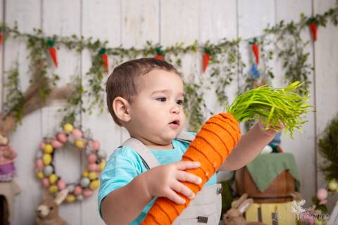 ensaio de páscoa em brasilia leticia franco fotografia df lago sul jardim botanico candy colors coelhos orelha de coelho baby book primeiro ano milestones nicolas brincando com a cenoura'