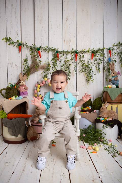 ensaio de páscoa em brasilia leticia franco fotografia df lago sul jardim botanico candy colors coelhos orelha de coelho baby book primeiro ano milestones nicolas sentado na cadeira batendo palpinha e rnido'