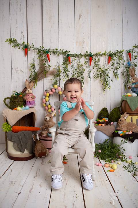 ensaio de páscoa em brasilia leticia franco fotografia df lago sul jardim botanico candy colors coelhos orelha de coelho baby book primeiro ano milestones nicolas batendo palminha sentado na cadeira'
