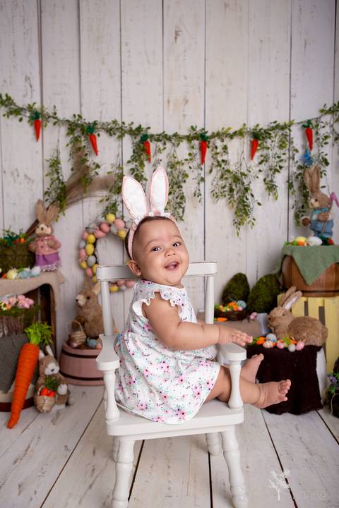ensaio de páscoa em brasilia leticia franco fotografia df lago sul jardim botanico candy colors coelhos orelha de coelho fernando sorrindo com macacão cinza acompanhamento bebe baby book primeiro ano milestones bianca sorrindo olhando pra câmera'