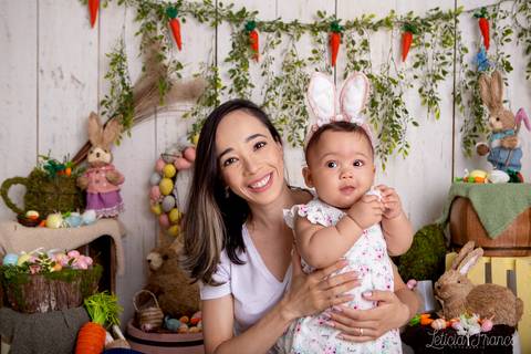 ensaio de páscoa em brasilia leticia franco fotografia df lago sul jardim botanico candy colors coelhos orelha de coelho fernando sorrindo com macacão cinza acompanhamento bebe baby book primeiro ano milestones bianca com a mamãe Rani'