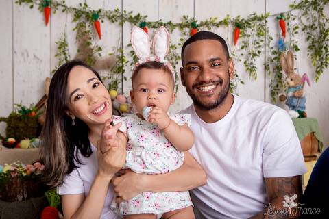ensaio de páscoa em brasilia leticia franco fotografia df lago sul jardim botanico candy colors coelhos orelha de coelho fernando sorrindo com macacão cinza acompanhamento bebe baby book primeiro ano milestones bianca com a mamãe rani e o papai ricardo'