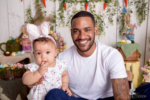 ensaio de páscoa em brasilia leticia franco fotografia df lago sul jardim botanico candy colors coelhos orelha de coelho fernando sorrindo com macacão cinza acompanhamento bebe baby book primeiro ano milestones bianca com papai'