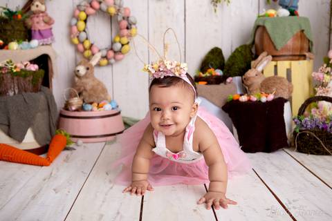 ensaio de páscoa em brasilia leticia franco fotografia df lago sul jardim botanico candy colors coelhos orelha de coelho fernando sorrindo com macacão cinza acompanhamento bebe baby book primeiro ano milestones bianca engatinhando'