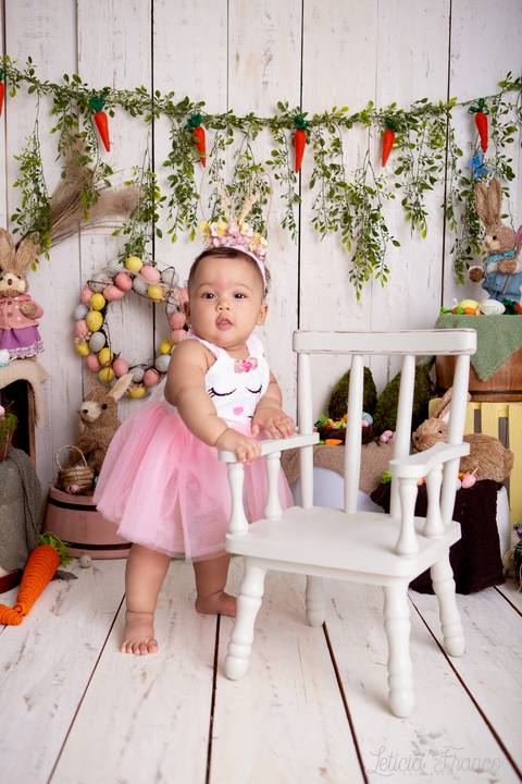 ensaio de páscoa em brasilia leticia franco fotografia df lago sul jardim botanico candy colors coelhos orelha de coelho fernando sorrindo com macacão cinza acompanhamento bebe baby book primeiro ano milestones bianca em pé segurando a cadeira'