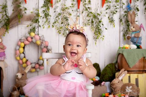 ensaio de páscoa em brasilia leticia franco fotografia df lago sul jardim botanico candy colors coelhos orelha de coelho fernando sorrindo com macacão cinza acompanhamento bebe baby book primeiro ano milestones bianca sentada na cadeira rindo'