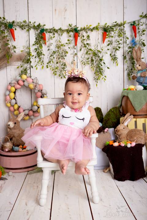 ensaio de páscoa em brasilia leticia franco fotografia df lago sul jardim botanico candy colors coelhos orelha de coelho fernando sorrindo com macacão cinza acompanhamento bebe baby book primeiro ano milestones bianca sentada na cadeira'