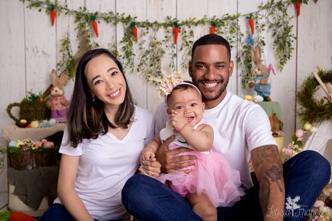ensaio de páscoa em brasilia leticia franco fotografia df lago sul jardim botanico candy colors coelhos orelha de coelho fernando sorrindo com macacão cinza acompanhamento bebe baby book primeiro ano milestones bianca com mamãe e papai rindo'