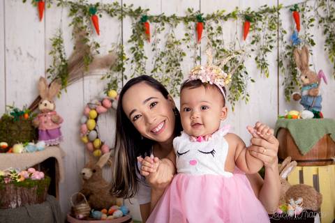 ensaio de páscoa em brasilia leticia franco fotografia df lago sul jardim botanico candy colors coelhos orelha de coelho fernando sorrindo com macacão cinza acompanhamento bebe baby book primeiro ano milestones bianca com a mamãe segurando as mãos'