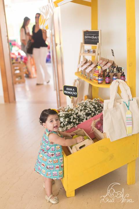 aniversariante pegando laranja na barraquinha quitanda festa infantil 1 ano brasilia'
