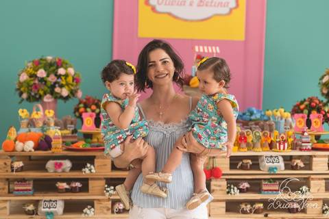 tia com gêmeas festa infantil 1 ano brasilia'