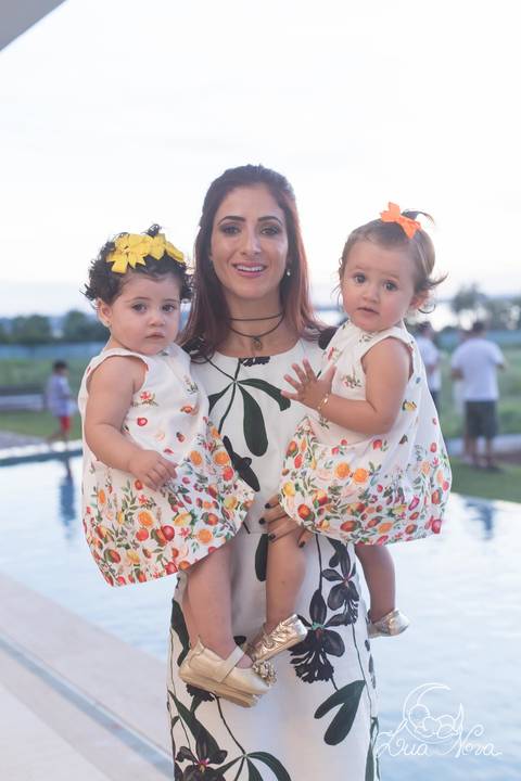 mamãe com as gêmeas aniversariantes festa quitanda festa infantil 1 ano brasilia'