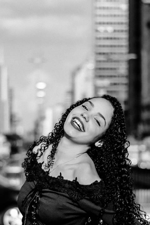 debutante sorridente avenida paulista foto preto e branco'