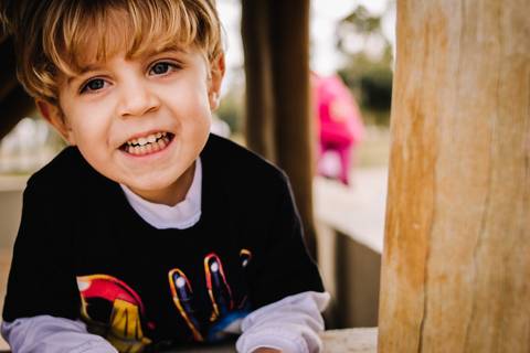 criança de olhos azuis ensaio fotográfico no parque'