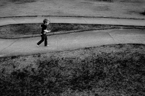 uma foto incrivel criança correndo no parque'