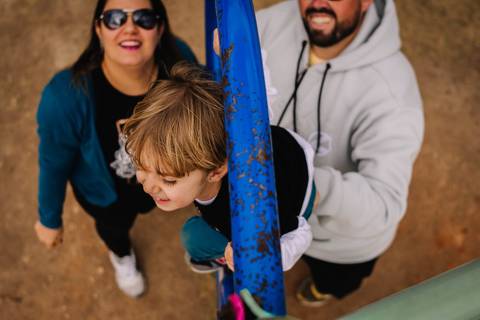 família sorrindo e brincando no parque'