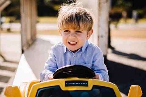 ensaio em família criança brincando no parque'