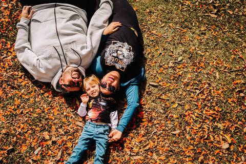 ideias para ensaio em família deitados na grama'