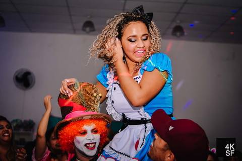 debutante sendo carregada no colo comemorando'