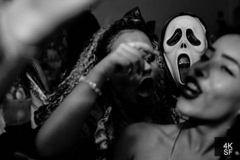 foto preto e branco com panico de fundo'