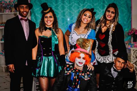 família em retrato na festa à fantasia'