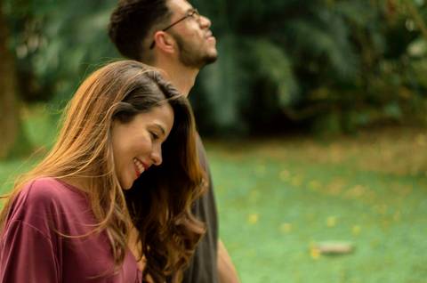 noivos caminhando enquanto conversam no pré wedding'