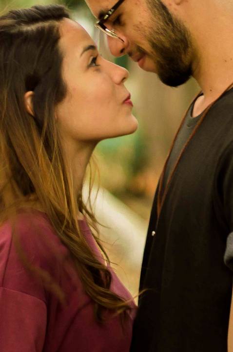 troca de olhares de noivos no ensaio'