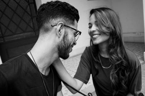 troca de carinho noivos no pré casamento fotografia preto e branco'