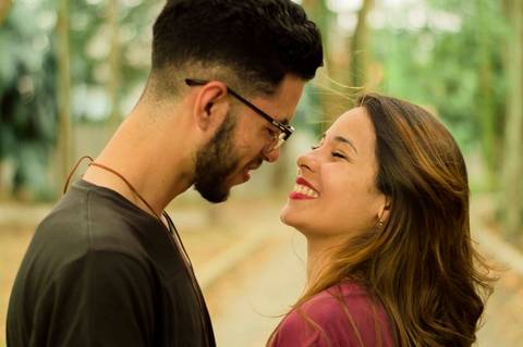 troca de sorrisos no ensaio pré casamento no parque sp'