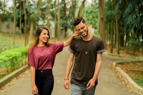 casal brincando ensaio pré casamento sp'