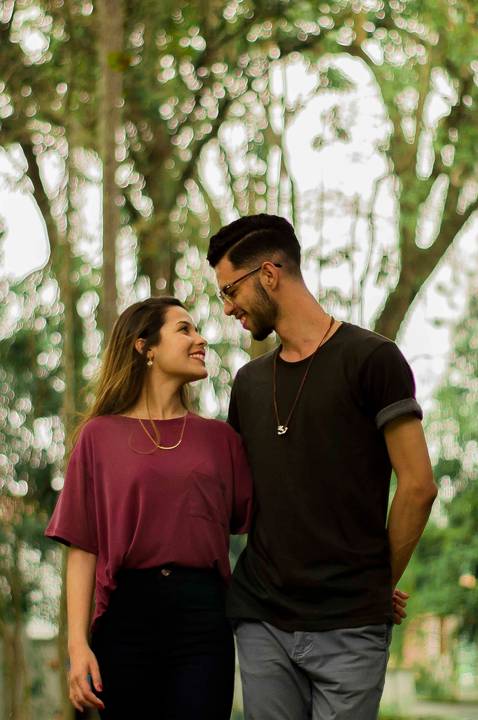 troca de carinho entre noivos no fim de tarde'